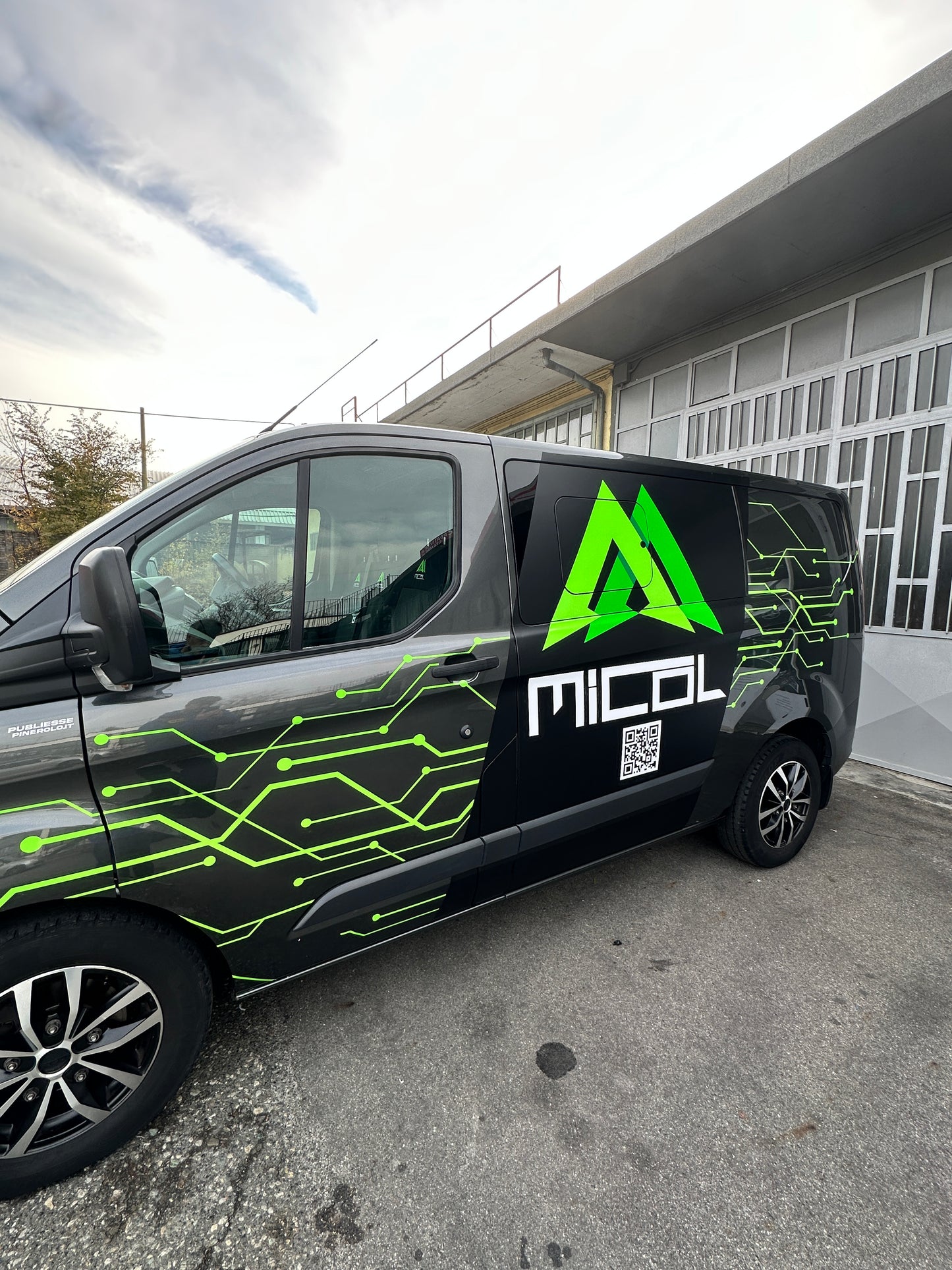 DECORAZIONE MEZZI E CAR WRAPPING