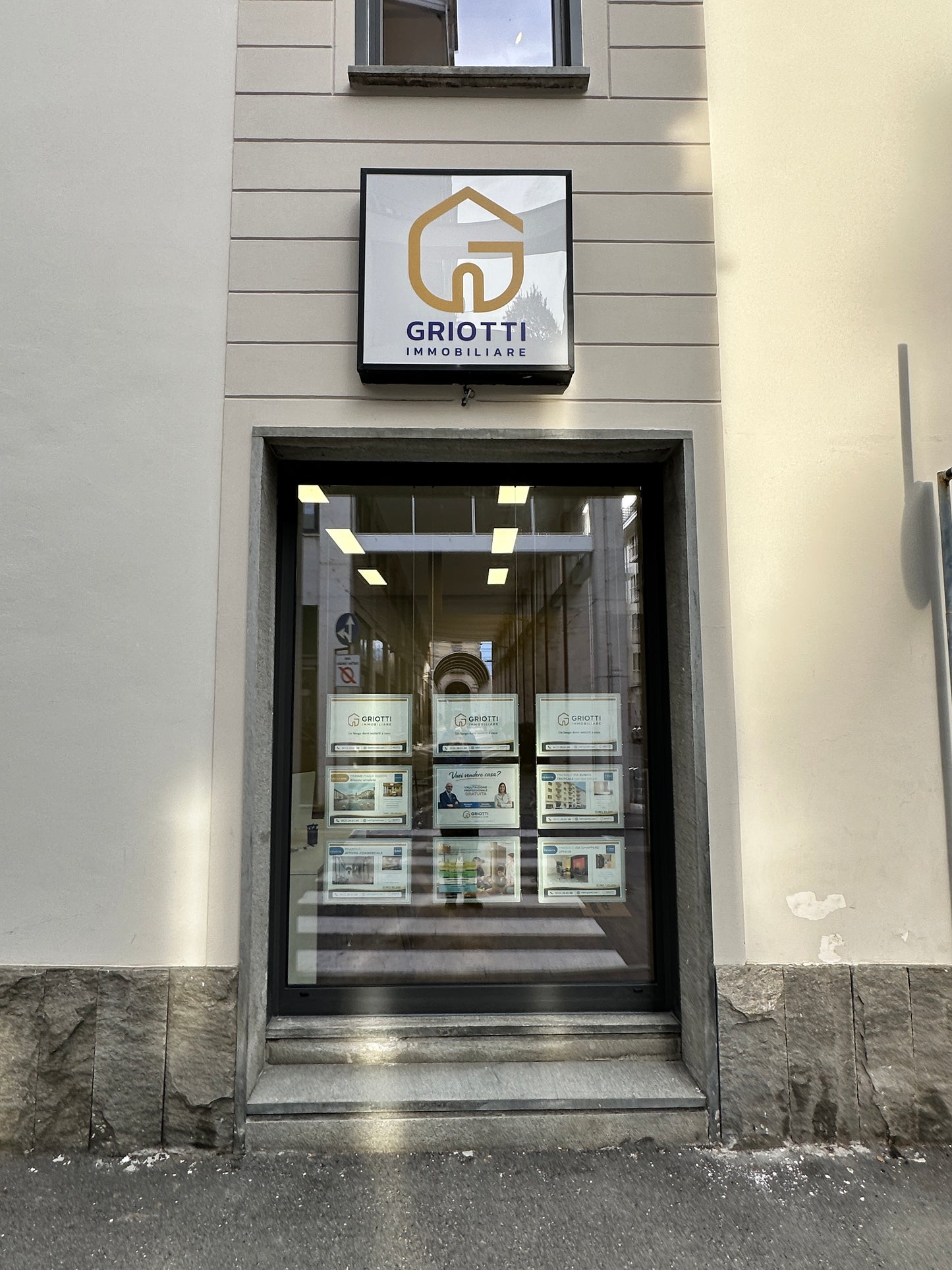 CARTELLONISTICA - INSEGNE - STRISCIONI - ROLL UP - BANDIERE